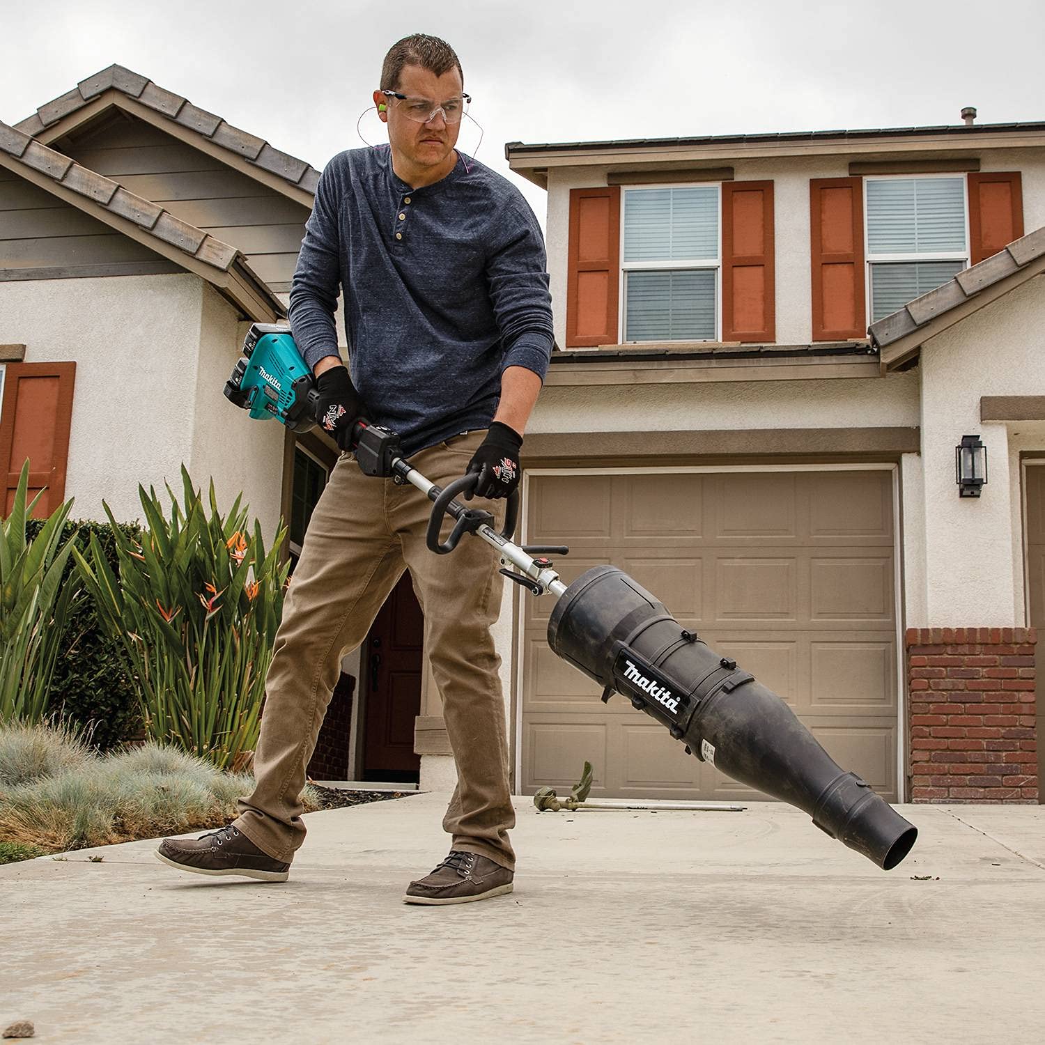 Makita XUX02SM1X6 18V LXT® Brushless Couple Shaft Power Head Kit w/String Trimmer, Pole Saw, Art. Hedge Trimmer & Blower Attachments (4.0Ah) - Image 28